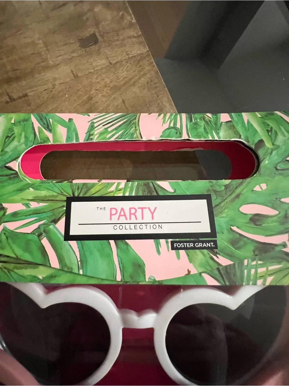 Foster Grant Pink and White Heart Party Sunglasses - Pack of 8